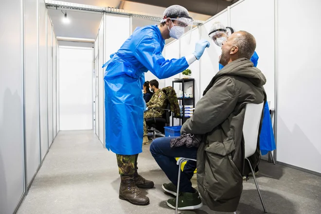 Švica spričo zaskrbljujočega naraščanja okužb z novim koronavirusom zaostruje zajezitvene ukrepe. FOTO: Vincent Jannink/AFP