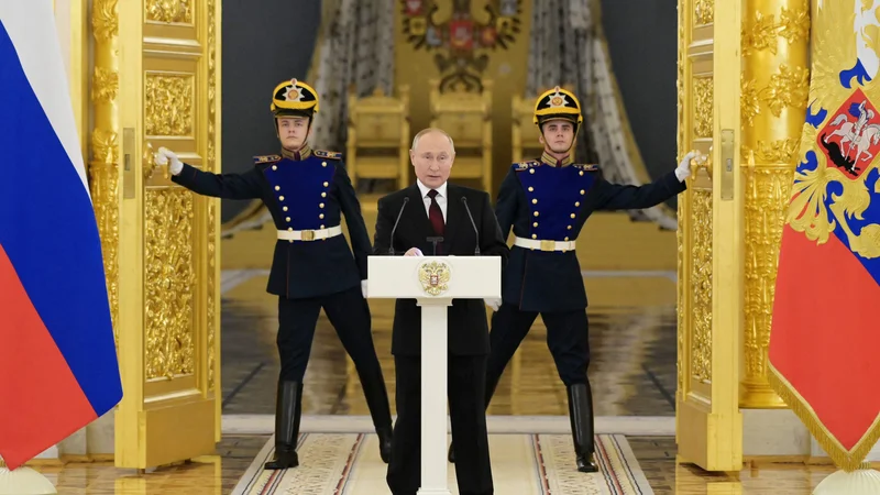 Fotografija: Ruski predsednik je v torek zagrozil, da bo prisiljen ukrepati, če bo Nato v zvezi z Ukrajino prestopil »rdečo črto«. FOTO: Grigory Sysoyev/AFP