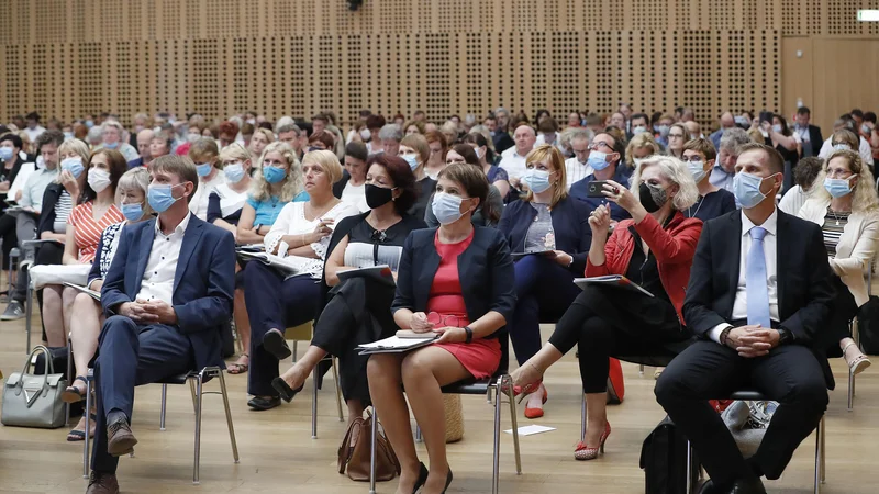 Fotografija: Stroka je enotna, da bo novela zakona prinesla politizacijo vrtcev in šol, posebej problematično bo imenovanje ravnateljev. FOTO: Leon Vidic/Delo