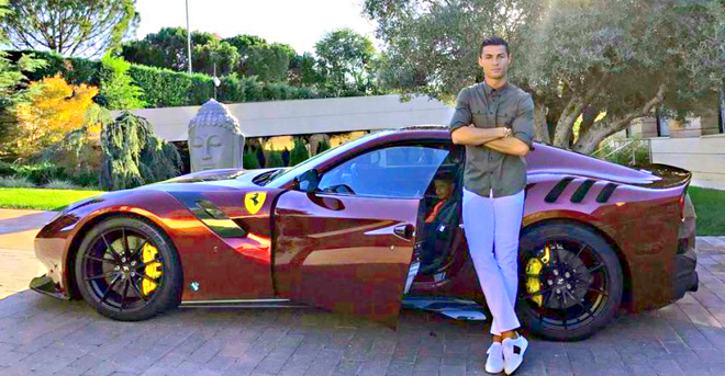 Cristiano ob svojem Ferrariju F12 TDF. FOTO: Arhiv proizvajalca/Ferrari
