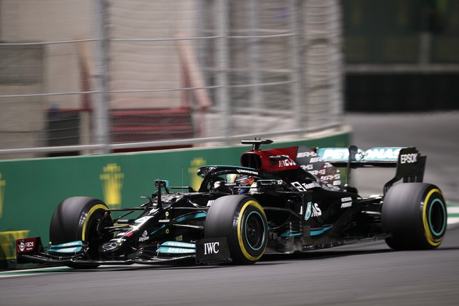 Lewis Hamilton je z Mercedesovo črno puščico najbolje začel vikend v Džidi. FOTO: Hamad I Mohammed/Reuters
