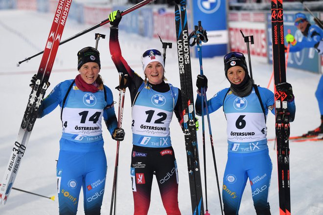 Na zmagovalnem odru sta stali dve Francozinji in zmagovalka iz Norveške. FOTO: Fredrik Sandberg/AFP
