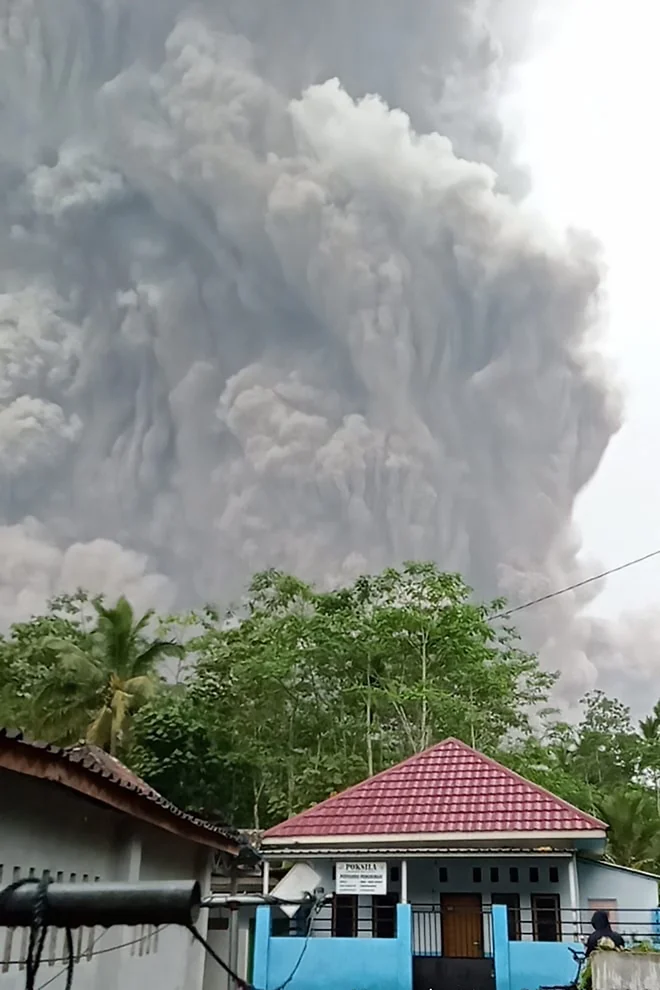 Fotografija indonezijskega Nacionalnega sveta za nesreče. FOTO: Reuters
