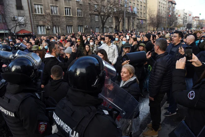 Gre za nekakšno nadaljevanje protestov s prejšnjega konca tedna (na fotografiji). Protestnike so razburile spremembe zakonov o razlastitvi ter o referendumu in ljudski iniciativi, ki naj bi odpirale pot avstralsko-britanskemu rudarskemu velikanu Rio Tintu za izvedbo spornega projekta izkoriščanja litija v dolini Jadra na zahodu Srbije. FOTO: Zorana Jevtic/Reuters
