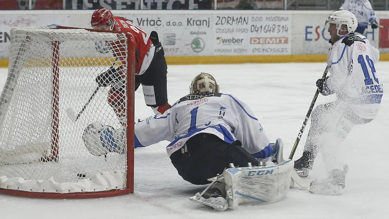 Fotografija: Erik Svetina (v rdeči opravi) je dvakrat zatresel mrežo Kitzbühla. FOTO: Blaž Samec/Delo
