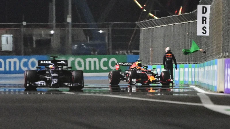 Fotografija: Lewis Hamilton (levo) je prehitel Maxa Verstappna, ki je obstal po trčenju v ogrado. FOTO: Andrej Isaković/AFP