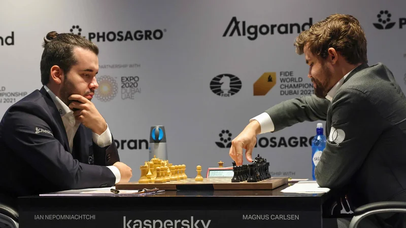 Fotografija: Jan Nepomnjaščij (levo) in Magnus Carlsen sta tokrat končala partijo po 41 potezah. FOTO: Giuseppe Cacace/AFP
