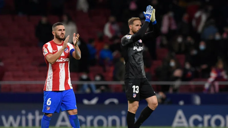 Fotografija: Jan Oblak (desno) in Kokesta po porazu pozdravila navijače s kislim izrazom na licih. FOTO: Oscar Del Pozo/AFP
