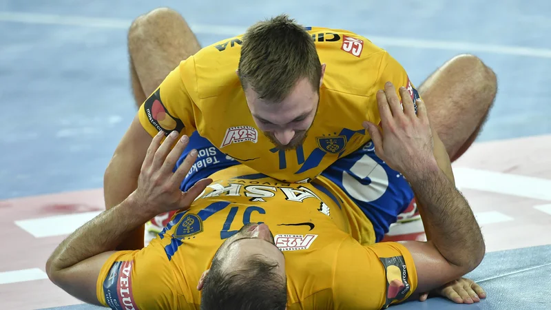 Fotografija: Celjski rokometaši so se v Velenju veselili dragocene zmage. FOTO: Cropix