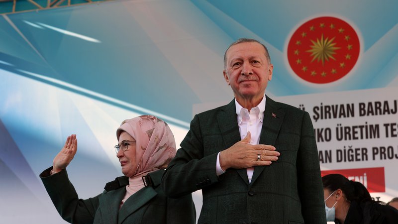 Fotografija: Recep Erdoğan je sicer danes v Sirti govoril o aktualnih ekonomskih razmerah v Turčiji, tudi o zgodovinskemu padcu vrednosti turške lire. FOTO: Murat Cetinmuhurdar/PPO via Reuters
