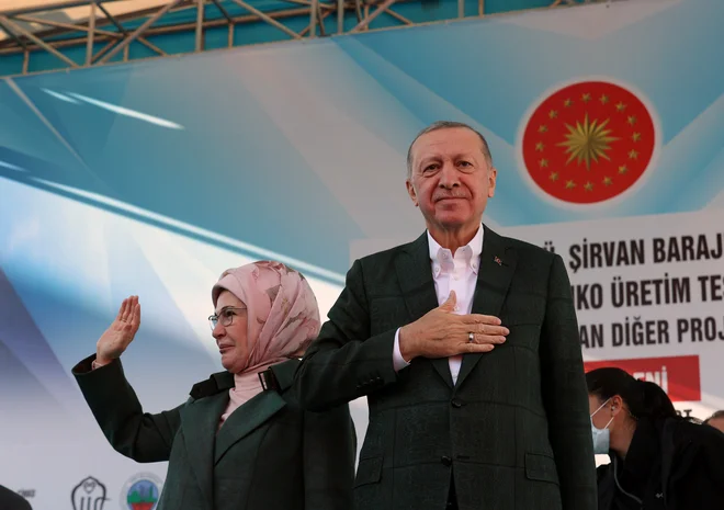Recep Erdoğan je sicer danes v Sirti govoril o aktualnih ekonomskih razmerah v Turčiji, tudi o zgodovinskemu padcu vrednosti turške lire. FOTO: Murat Cetinmuhurdar/PPO via Reuters