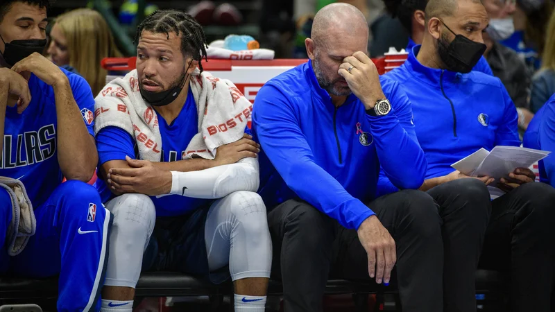 Fotografija: Branilec Dallasa Jalen Brunson ob zamišljenem trenerju Jasonu Kiddu med dvobojem z Memphisom. FOTO: Jerome Miron/USA Today Sports