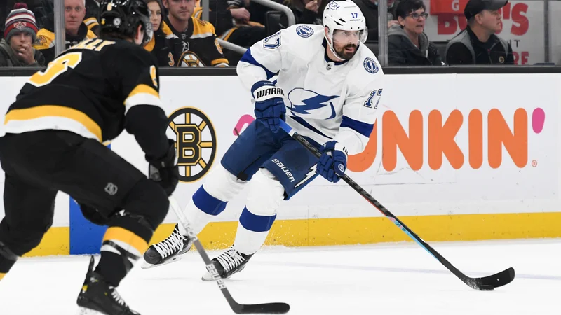 Fotografija: Krilo Tampe Alex Killorn prodira ob branilcu Bostona Miku Reillyju na obračunu v bostonskem TD Gardnu. FOTO: Brian Fluharty/USA Today Sports