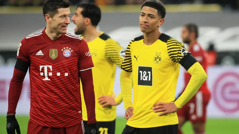 Fotografija: Jude Bellingham (desno) in Robert Lewandowski med velikim sobotnim obračunom. FOTO: Wolfgang Rattay/Reuters