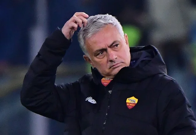 Jose Mourinho (na fotografiji) zaenkrat ne najde odgovorov v Rimu. FOTO: Alberto Lingria/Reuters
