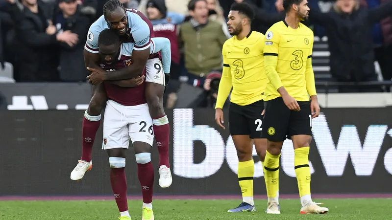 Fotografija: Arthur Masuaku (spodaj) je s srečnim zadetkom odločil londonski derbi na olimpijskem štadionu. FOTO: Glyn Kirk/AFP