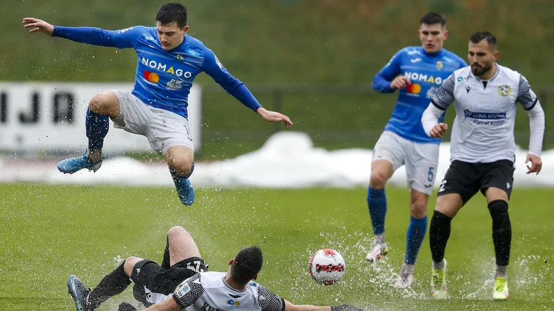 Fotografija: Že pred enim tednom so nogometaši Brava in Kopra igrali v zelo zahtevnih razmerha. FOTO: Matej Družnik/Delo