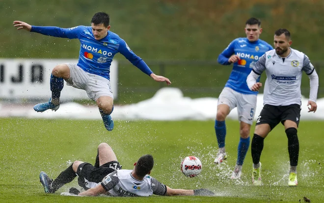 Že pred enim tednom so nogometaši Brava in Kopra igrali v zelo zahtevnih razmerha. FOTO:&nbsp;Matej Družnik/Delo
