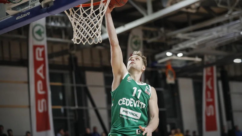 Fotografija: Tudi udarni domači as Jaka Blažič v bledi Olimpijini predstavi ni bil pri metu. FOTO: Uroš Hočevar/Delo