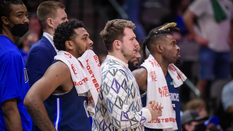 Fotografija: Luka Dončić je v civilni opravi zaskrbljeno spremljal zadnji nastop košarkarjev Dallasa. FOTO: Jerome Miron/USA Today Sports