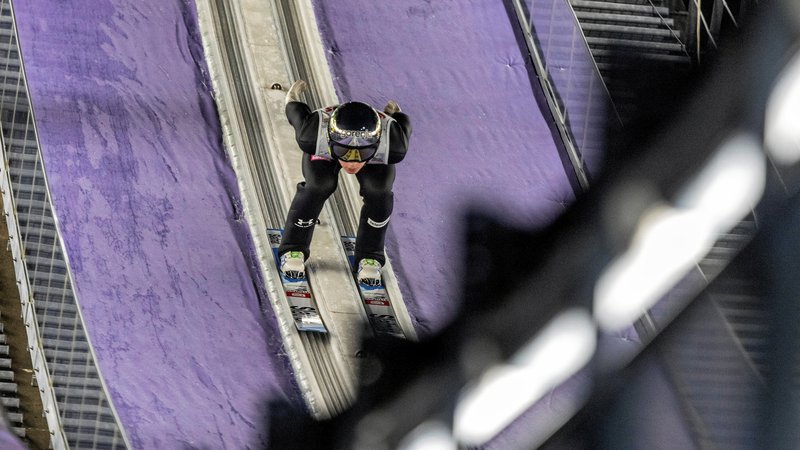 Fotografija: Cene Prevc je po uvodni seriji tekme v Visli na četrtem mestu. FOTO: Grzegorz Celejewski/Agencja Wyborcza/Reuters
