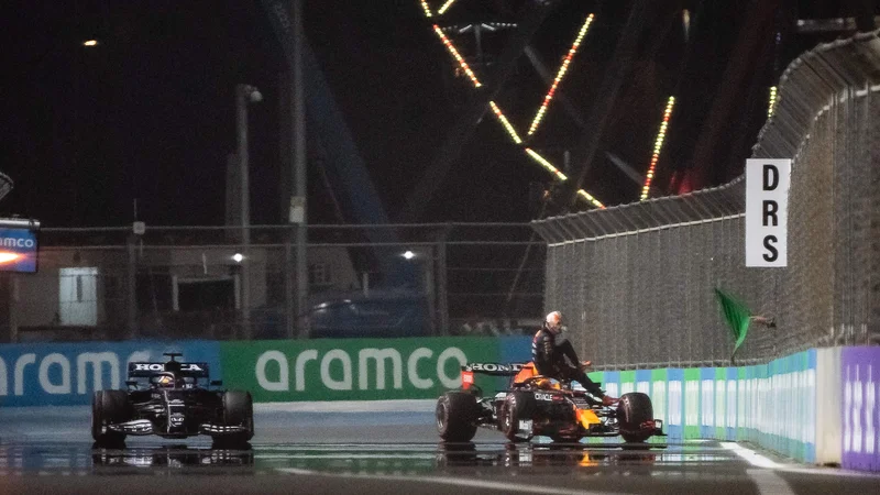 Lewis Hamilton in Max Verstappen sta pred zadnjo dirko izenačena pri točkah. FOTO:&nbsp;Andrej Isakovic/AFP
