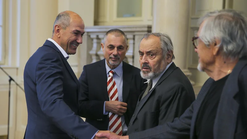 Takole so se rokovali ob trideseti obletnici spomladanske koalicije Demos. Zdaj Peter Jambrek, nekdanji glavni ideolog desnice, in Ernest Petrič, zdaj svetovalec predsednika države (oba v sredini), sta dva od pobudnikov zavezništva slovenske politične sredine. FOTO: Jože Suhadolnik
