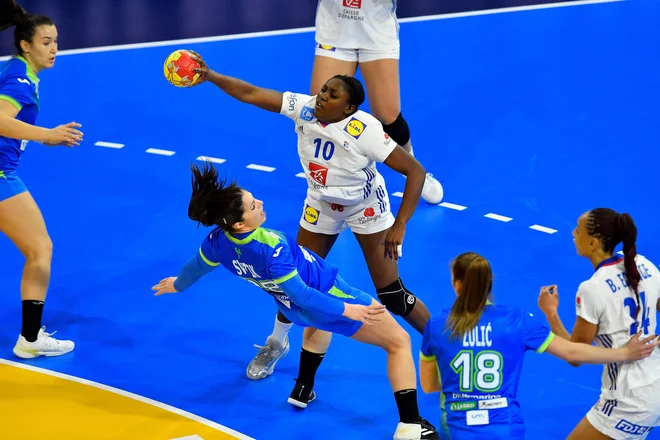 Slovenska obramba je bila nemočna proti Francozinjam, ki so upravičile vlogo favoritinj. FOTO: Pau Barrena/AFP