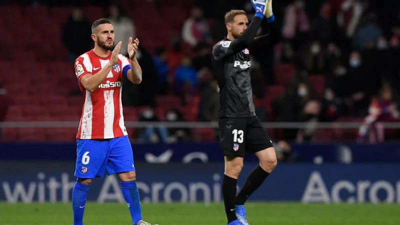 Fotografija: Koke in Jan Oblak pozdravljata navijače po koncu tekme. Za Realom pred mestnim derbijem Atletico zaostaja že za 10 točk. FOTO: Oscar Del Pozo/AFP