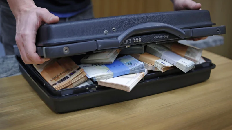 Fotografija: Problem je pereč zlasti v lokalnih podjetjih, kjer so župani pogosto člani nadzornih organov občinskih podjetij. FOTO: Leon Vidic/Delo