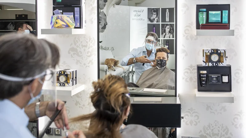 Fotografija: Največkrat morajo denar vračati obrtniki iz dejavnosti, ki so bile zaprte, denimo frizerji. FOTO: voranc vogel/Delo