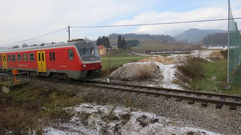 Fotografija: Na tem mestu bodo zgradili nadvoz čez progo v Ivančni Gorici. FOTO: Bojan Rajšek/Delo