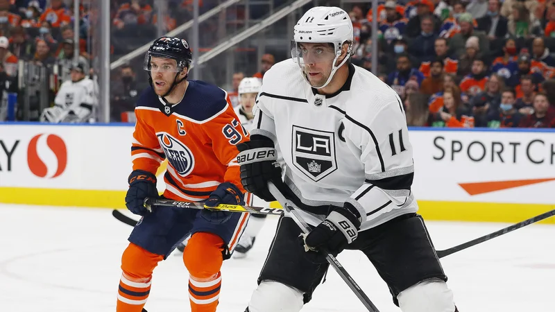 Fotografija: Connor McDavid je z naletom s hrbta pomagal Anžetu Kopitarju (oba na fotografiji) do zmage na sinočnjem obračunu. FOTO: Perry Nelson/USA Today Sports