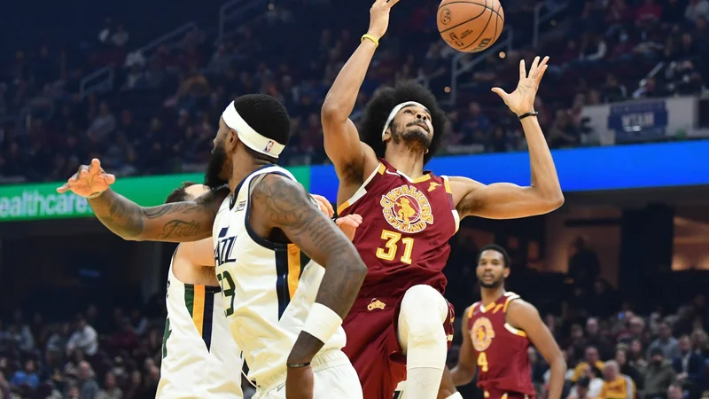 Fotografija: Cleveland (na fotografiji desno center Jarrett Allen), ki je bil nedavno prevelik zalogaj tudi za Dallas, je v domači dvorani Rocket Mortgage FieldHouse dolgo časa mučil tudi eno najboljših ekip v ligi. FOTO: Ken Blaze/USA Today Sports
