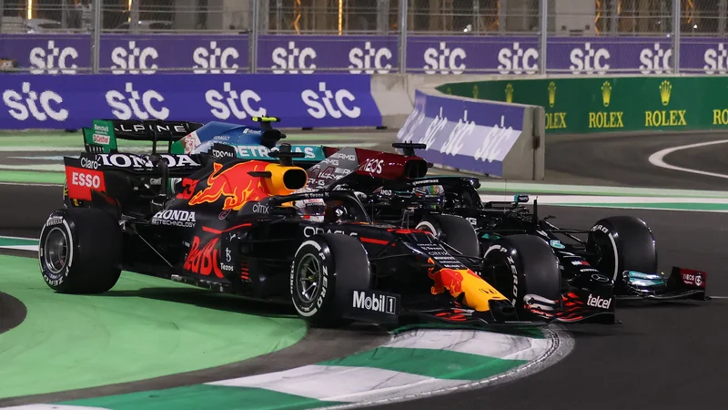 Fotografija: Max Verstappen (spredaj) in Lewis Hamilton med dirko v Džedi. FOTO: Ahmed Yosri/Reuters