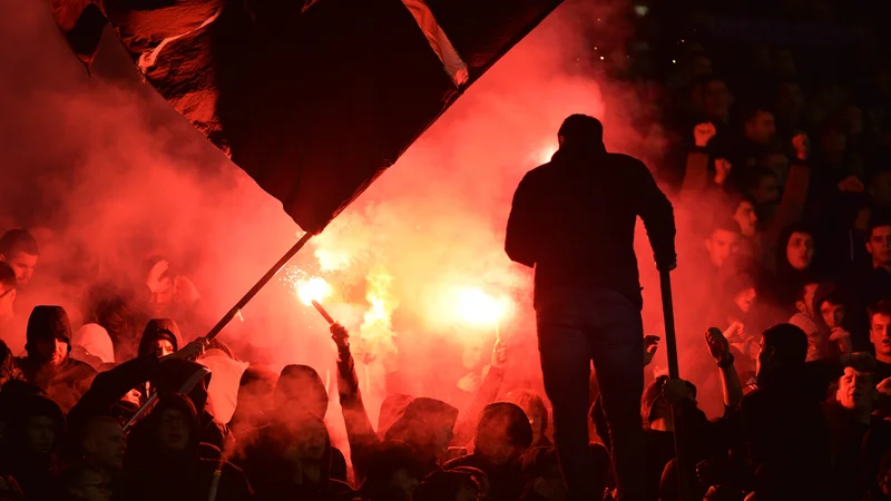 Fotografija: Navijači med večnim hrvaškim derbijem v sezoni 2019/20. FOTO: Damir Krajac/Cropix