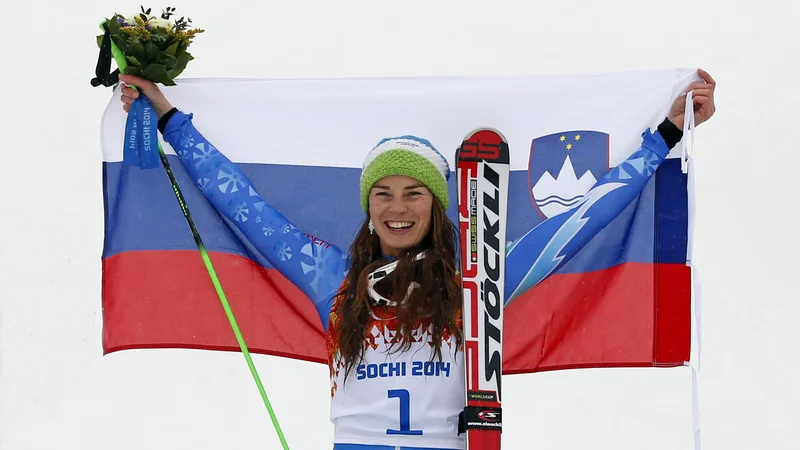 Fotografija: Tina Maze po osvojenem zlatem odličju v veleslalomu na OI v Sočiju. FOTO: Matej Družnik/Delo
