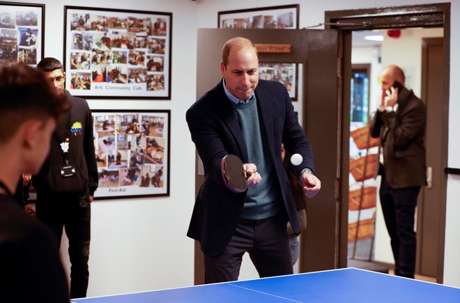 Princ William se je med nedavnim obiskom sedeža nevladne organizacije CATCH v Leedsu preizkusil v igranju namiznega tenisa. FOTO: Phil Noble/Reuters
