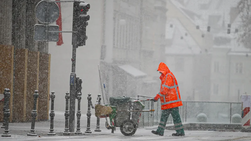 Fotografija: V najbogatejši državi članici EU, v Luksemburgu, je najnižje plačilo 2203 evre, v Bolgariji pa le 332 evrov. FOTO: Jože Suhadolnik/Delo