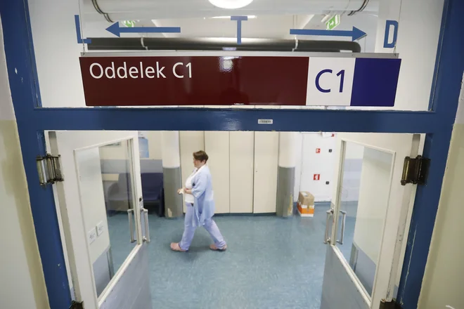 Za celovito obravnavo bolnika potrebujemo enoten elektronski karton na primarni ravni in na odprti platformi. Onkološki inštitut, odelek C1. FOTO: Leon Vidic/Delo
