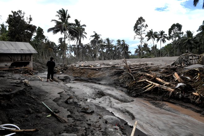 Uničenje po izbruhu vulkana. FOTO: Antara foto prek Reuters

