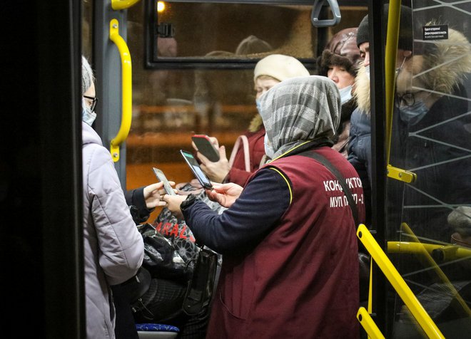 Preverjanje pogojev PCT na ruskem metroju. FOTO: Artem Dergunov/Stringer Reuters
