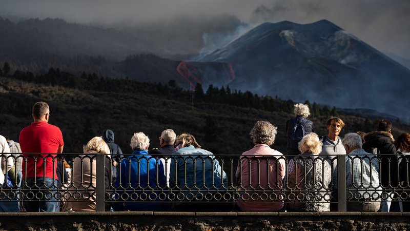 Fotografija: Turisti prihajajo le za dan ali dva, da bi doživeli izbruh vulkana. FOTO: Matjaž Krivic
