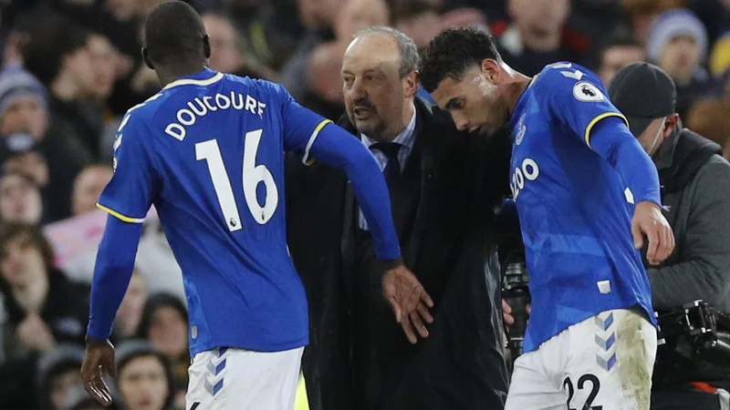 Fotografija: Everton je v zadnji tekmi 15. kola angleškega prvenstva premagal Arsenal, s čimer je trenerski stolček zadržal tudi Španec Rafael Benitez. FOTO: Phil Noble/Reuters