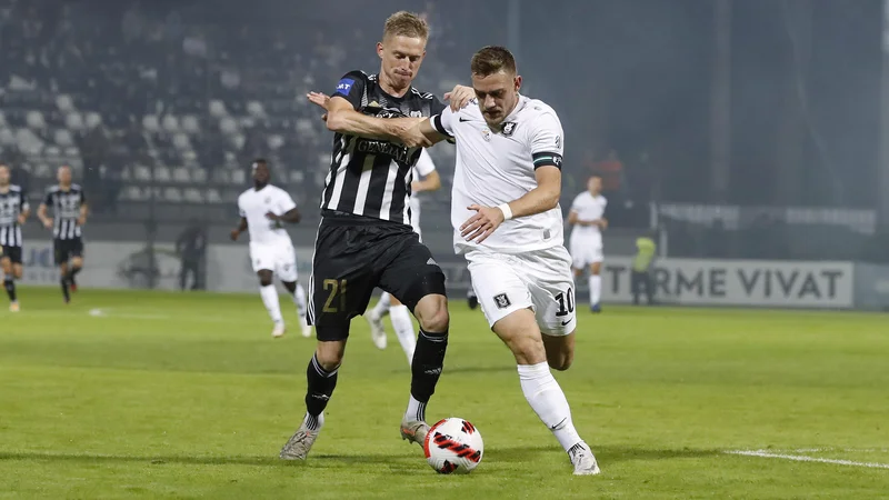 Fotografija: Nogometni prvoligaši bodo konec tedna končali jesenski del sezone, spomladi pa bodo nadomeščali odpovedane tekme. FOTO: Leon Vidic/Delo