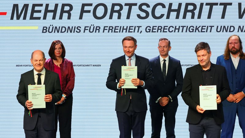 Fotografija: Podpis koalicijskega sporazuma odpira pot za sredino glasovanje o novi nemški vladi pod vodstvom socialdemokrata Olafa Scholza (na fotografiji prvi z leve). FOTO: Fabrizio Bensch/Reuters
