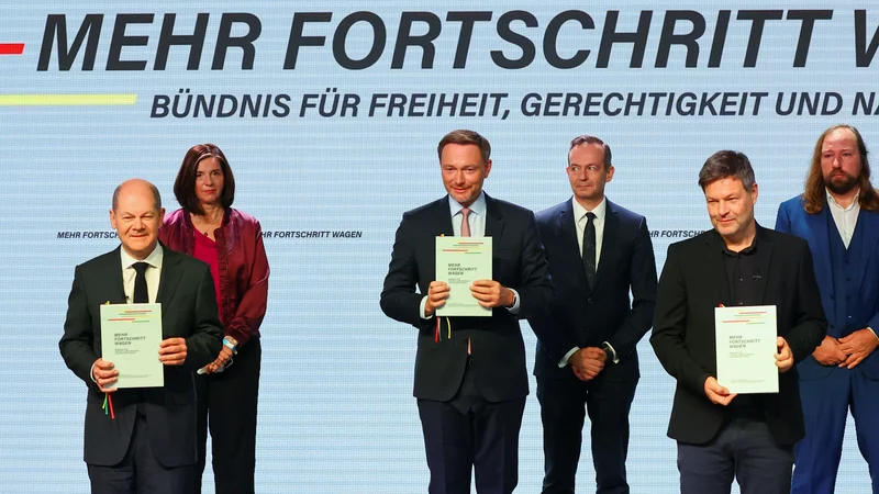 Fotografija: Podpis koalicijskega sporazuma odpira pot za sredino glasovanje o novi nemški vladi pod vodstvom socialdemokrata Olafa Scholza (na fotografiji prvi z leve). FOTO: Fabrizio Bensch/Reuters