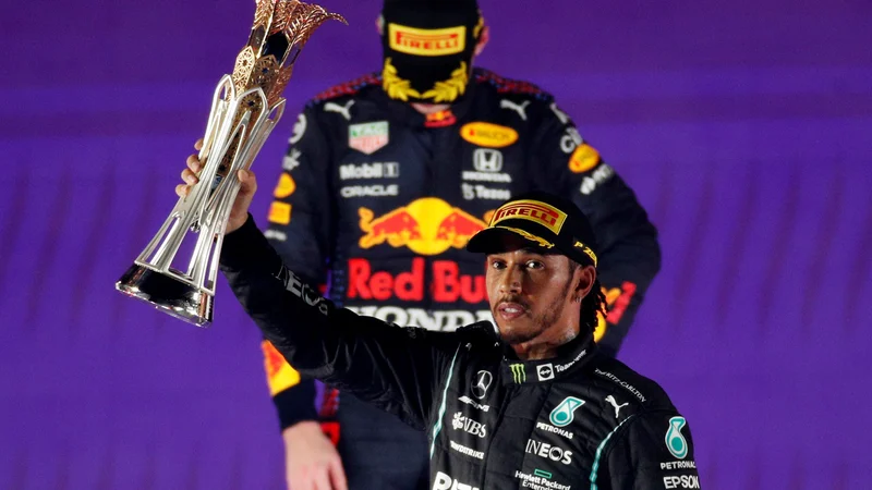 Fotografija: Lewis Hamilton in Max Verstappen sta se na zmagovalnem odru izogibala drug drugemu. FOTO: Reuters