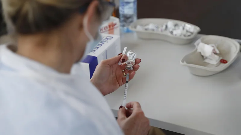 Fotografija: Necepljeni največ pripomorejo k širjenju epidemije in s tem najbolj ogrožajo tiste, ki se iz utemeljenih razlogov ne smejo cepiti. FOTO: Leon Vidic/Delo