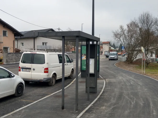 Po obnovljeni Cesti dveh cesarjev od danes vozi mestni avtobus na liniji 16. FOTO: Aleš Stergar/Delo